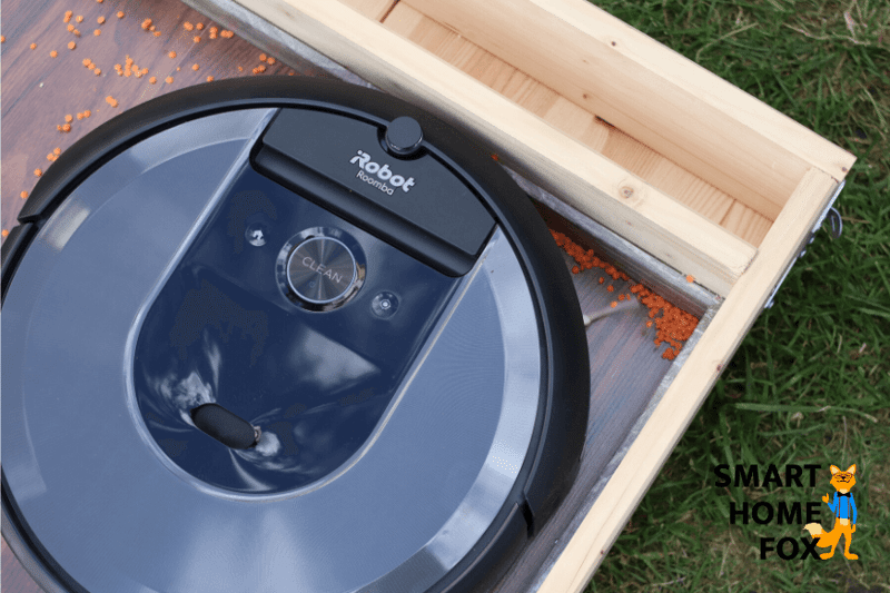 iRobot Roomba i7+ reinigt in einer Ecke